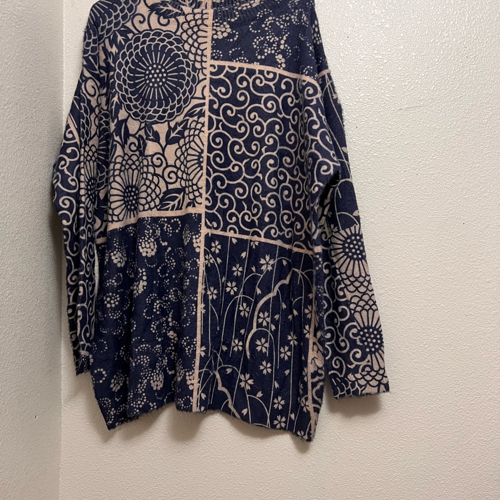 Navy and Beige Patterned Sweater armpit 28 inches